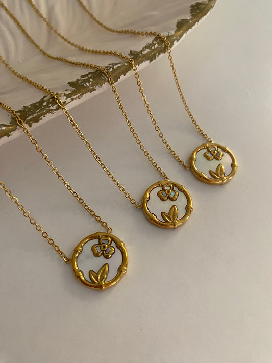 Iris necklace