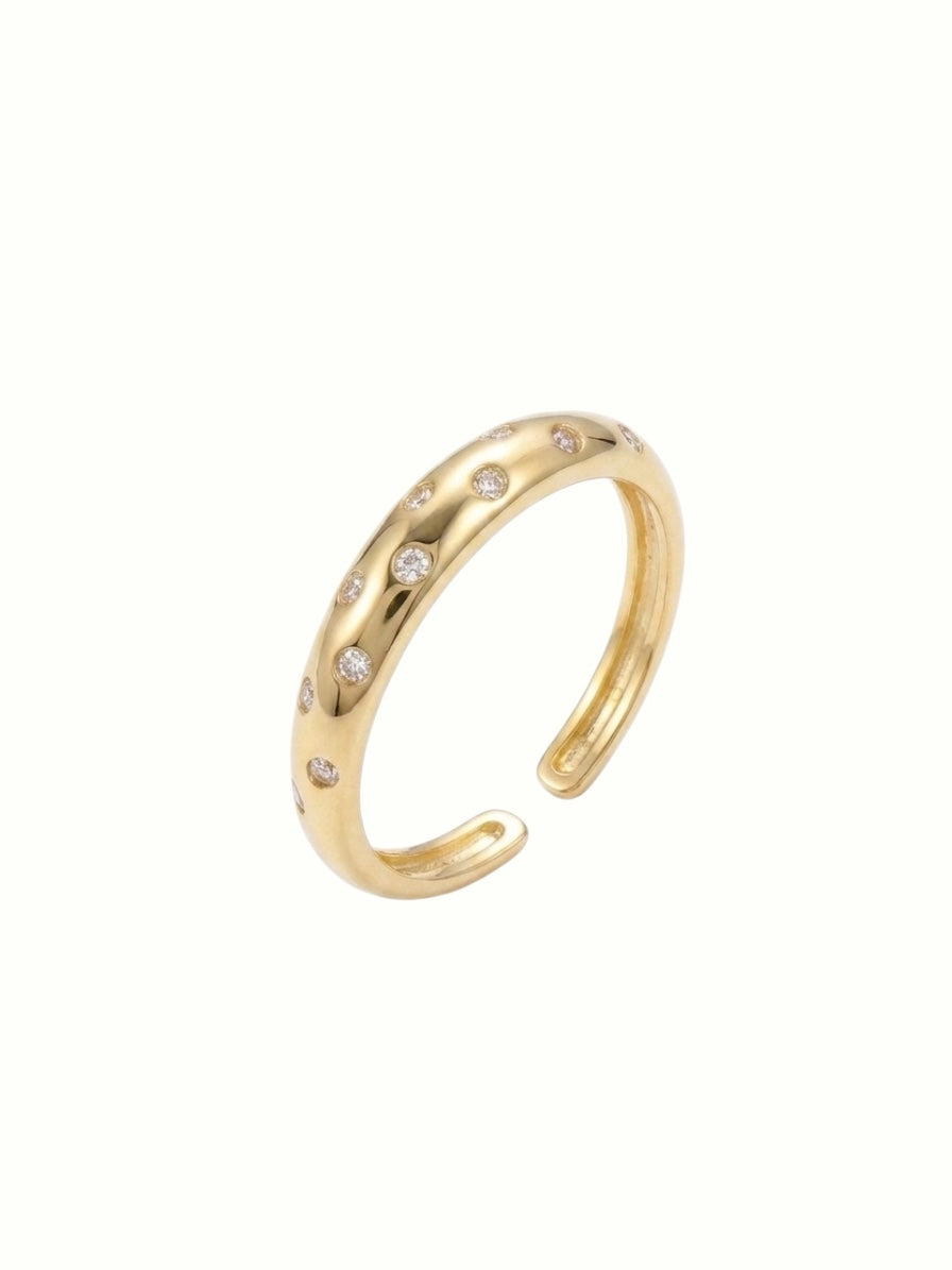 Nuvia pinky ring