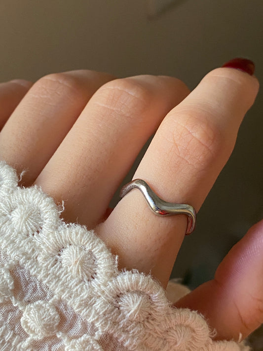Wavy ring